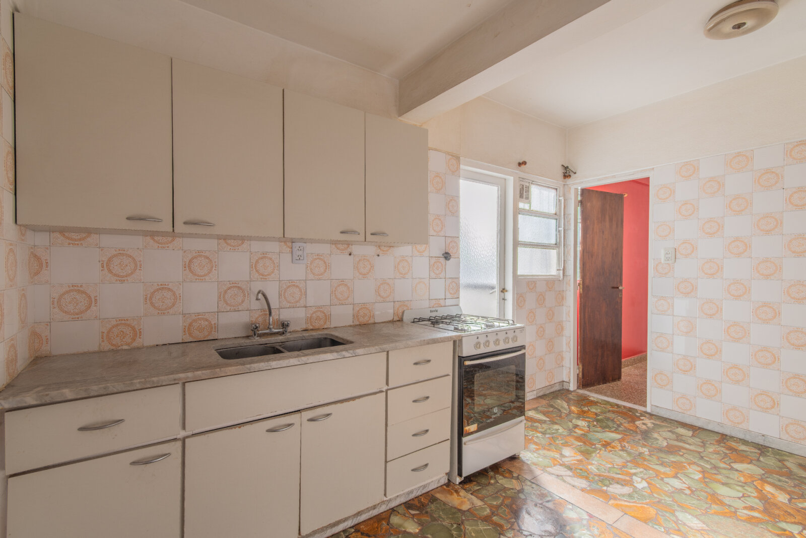 Venta. DEPTO 3 Amb c/ Dependencia. COCHERA CUBIERTA. Balcón corrido. Luminoso. Piso alto. Villa del Parque - 5