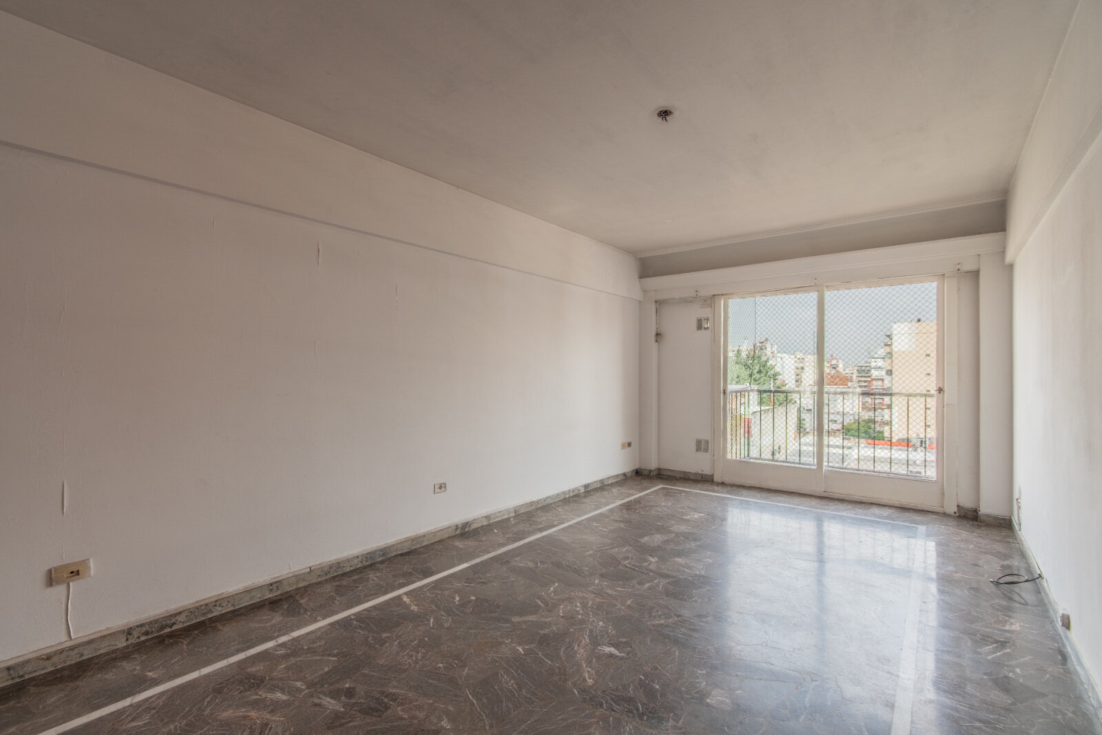 Venta. DEPTO 3 Amb c/ Dependencia. COCHERA CUBIERTA. Balcón corrido. Luminoso. Piso alto. Villa del Parque - 12