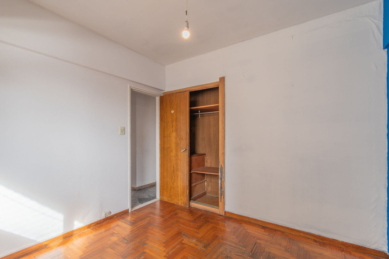 Venta. DEPTO 3 Amb c/ Dependencia. COCHERA CUBIERTA. Balcón corrido. Luminoso. Piso alto. Villa del Parque - 29