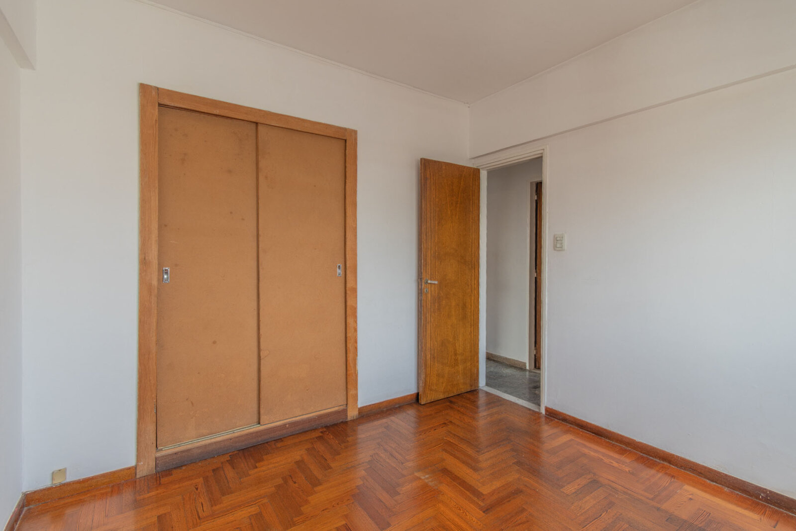 Venta. DEPTO 3 Amb c/ Dependencia. COCHERA CUBIERTA. Balcón corrido. Luminoso. Piso alto. Villa del Parque - 28