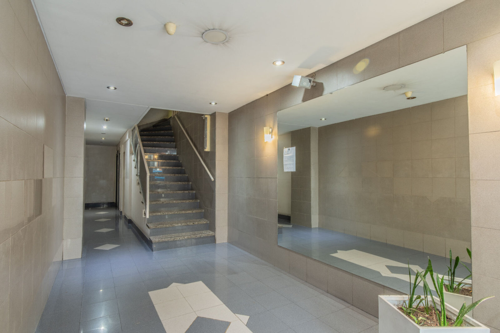 Venta. DEPTO 3 Amb c/ Dependencia. COCHERA CUBIERTA. Balcón corrido. Luminoso. Piso alto. Villa del Parque - 33