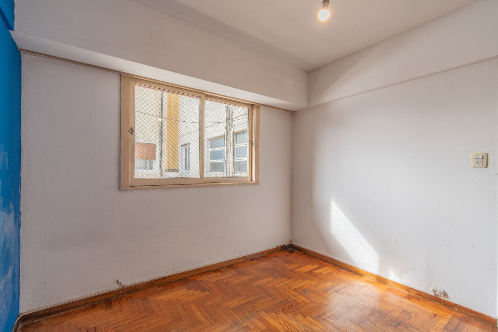 Venta. DEPTO 3 Amb c/ Dependencia. COCHERA CUBIERTA. Balcón corrido. Luminoso. Piso alto. Villa del Parque - 30