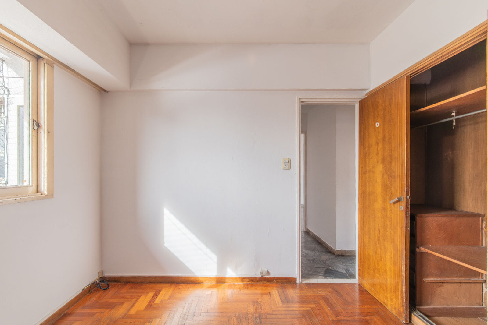 Venta. DEPTO 3 Amb c/ Dependencia. COCHERA CUBIERTA. Balcón corrido. Luminoso. Piso alto. Villa del Parque - 6