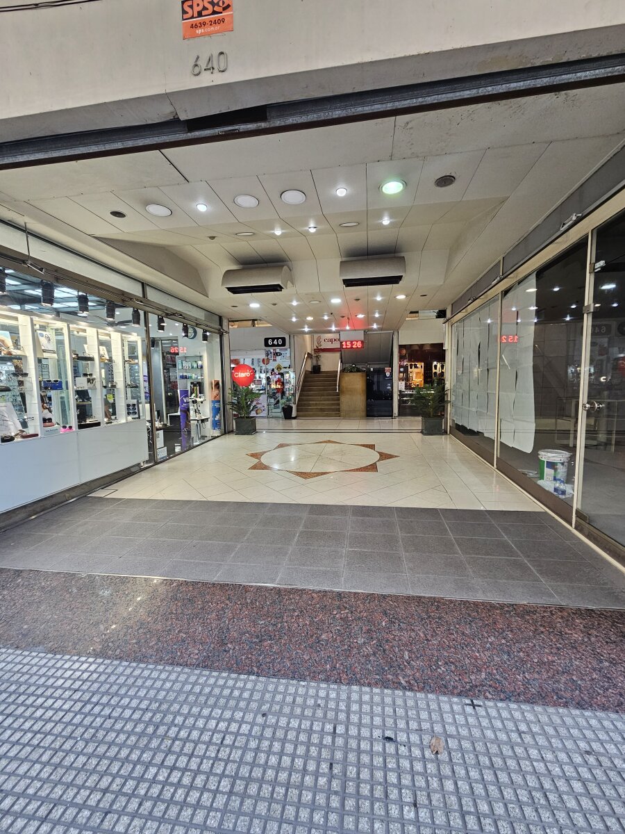 Local en espectacular zona comercial de Retiro. a metros de peatonal Florida - 4