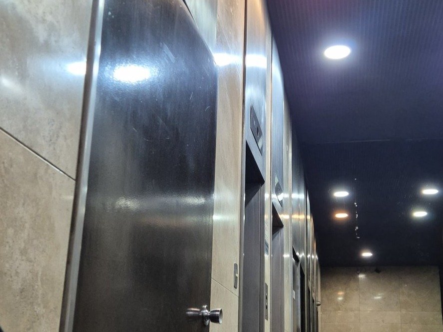Alquiler Moderna Oficina con excelente ilumunación, cocina y baño privado, Monserrat. - 25