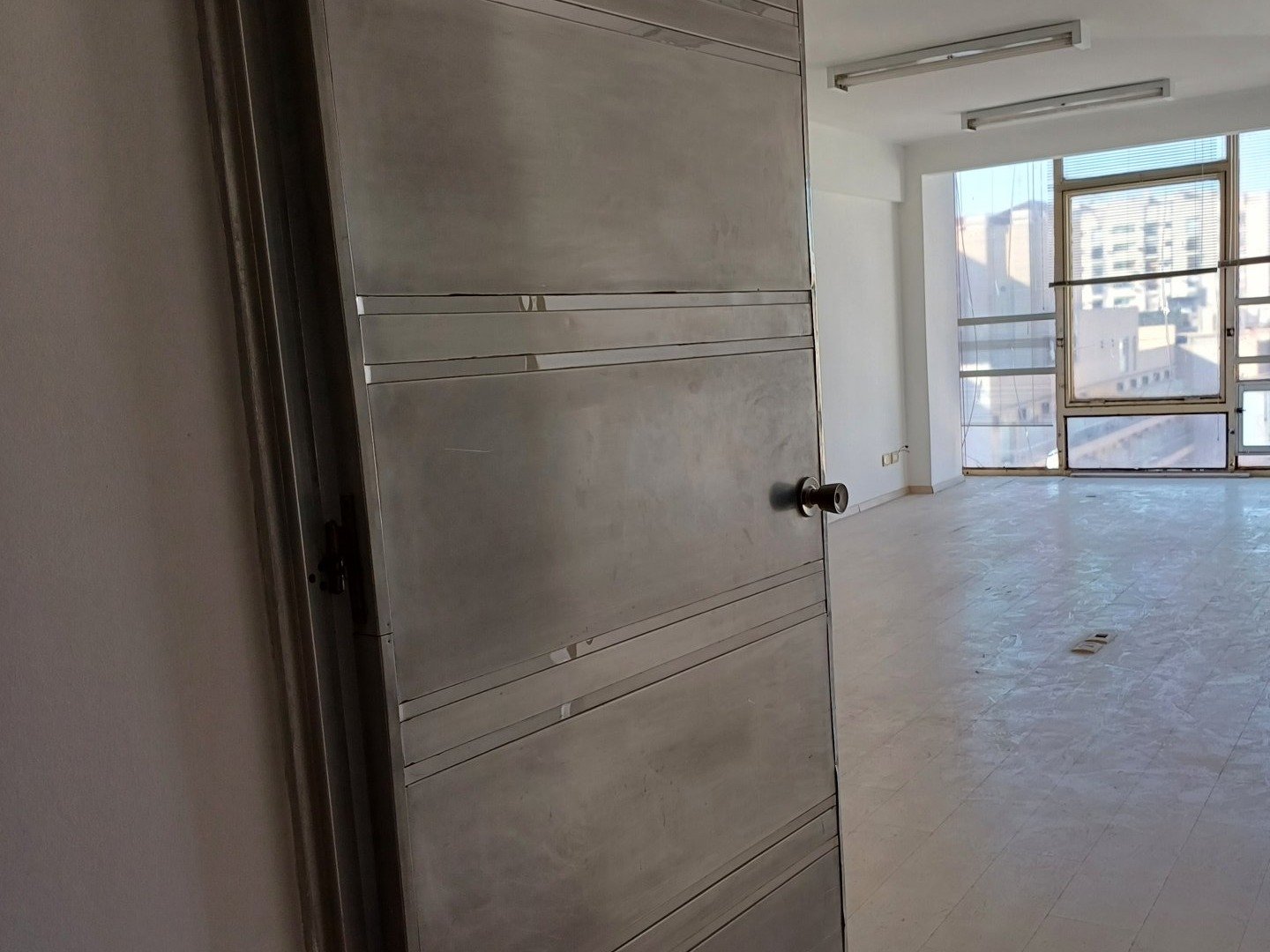 Alquiler Moderna Oficina con excelente ilumunación, cocina y baño privado, Monserrat. - 19