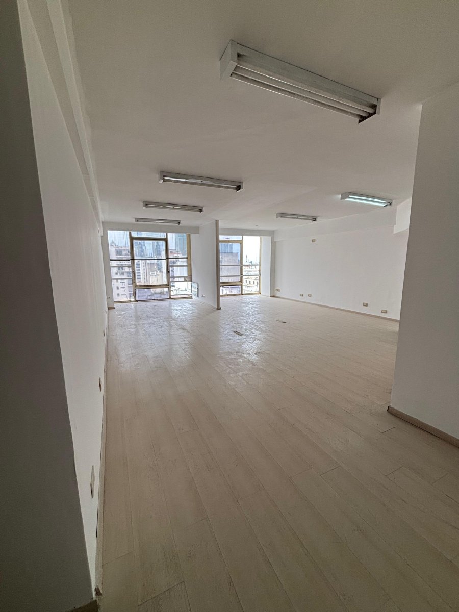 Alquiler Moderna Oficina con excelente ilumunación, cocina y baño privado, Monserrat. - 2