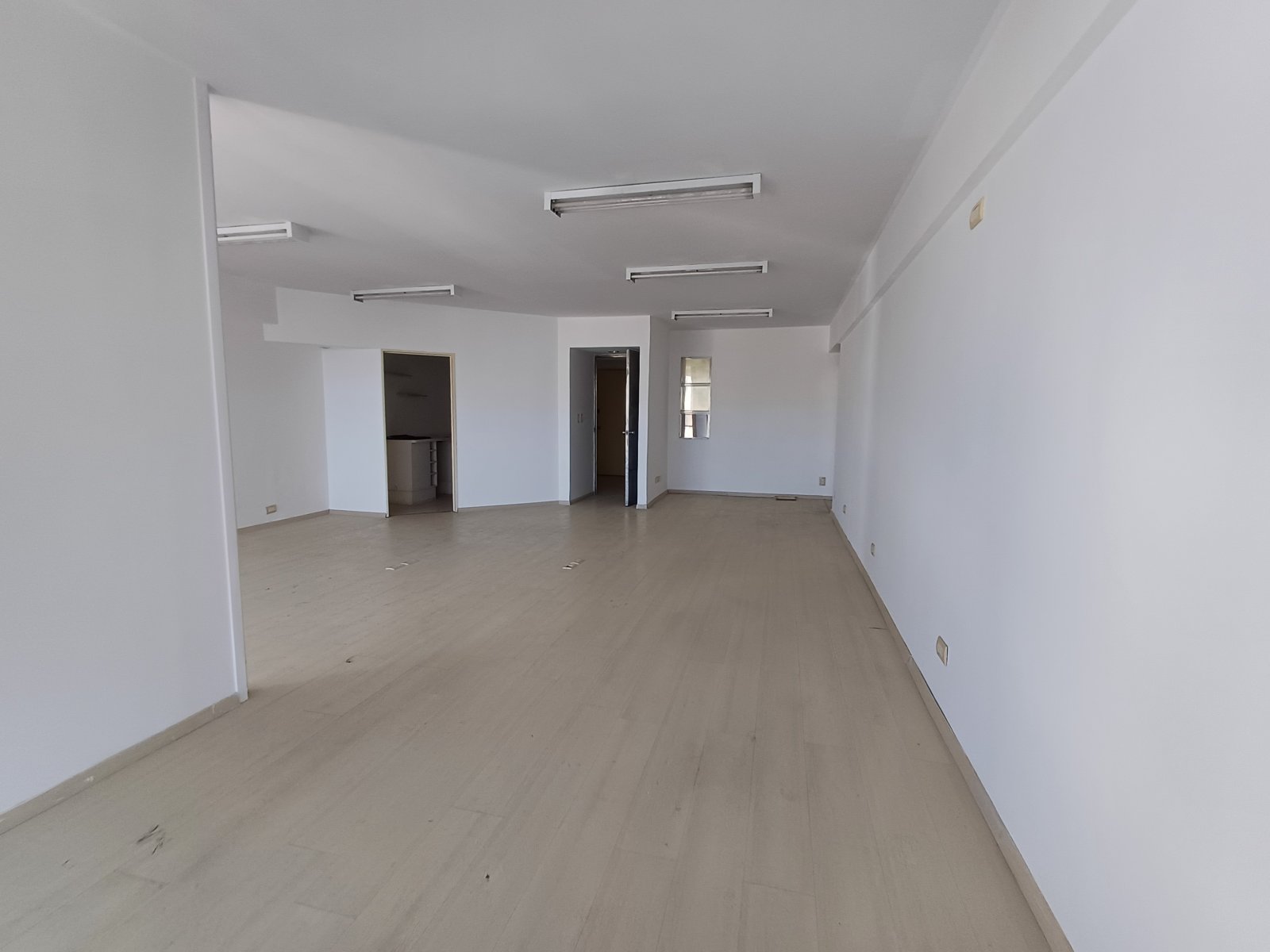 Alquiler Moderna Oficina con excelente ilumunación, cocina y baño privado, Monserrat. - 3