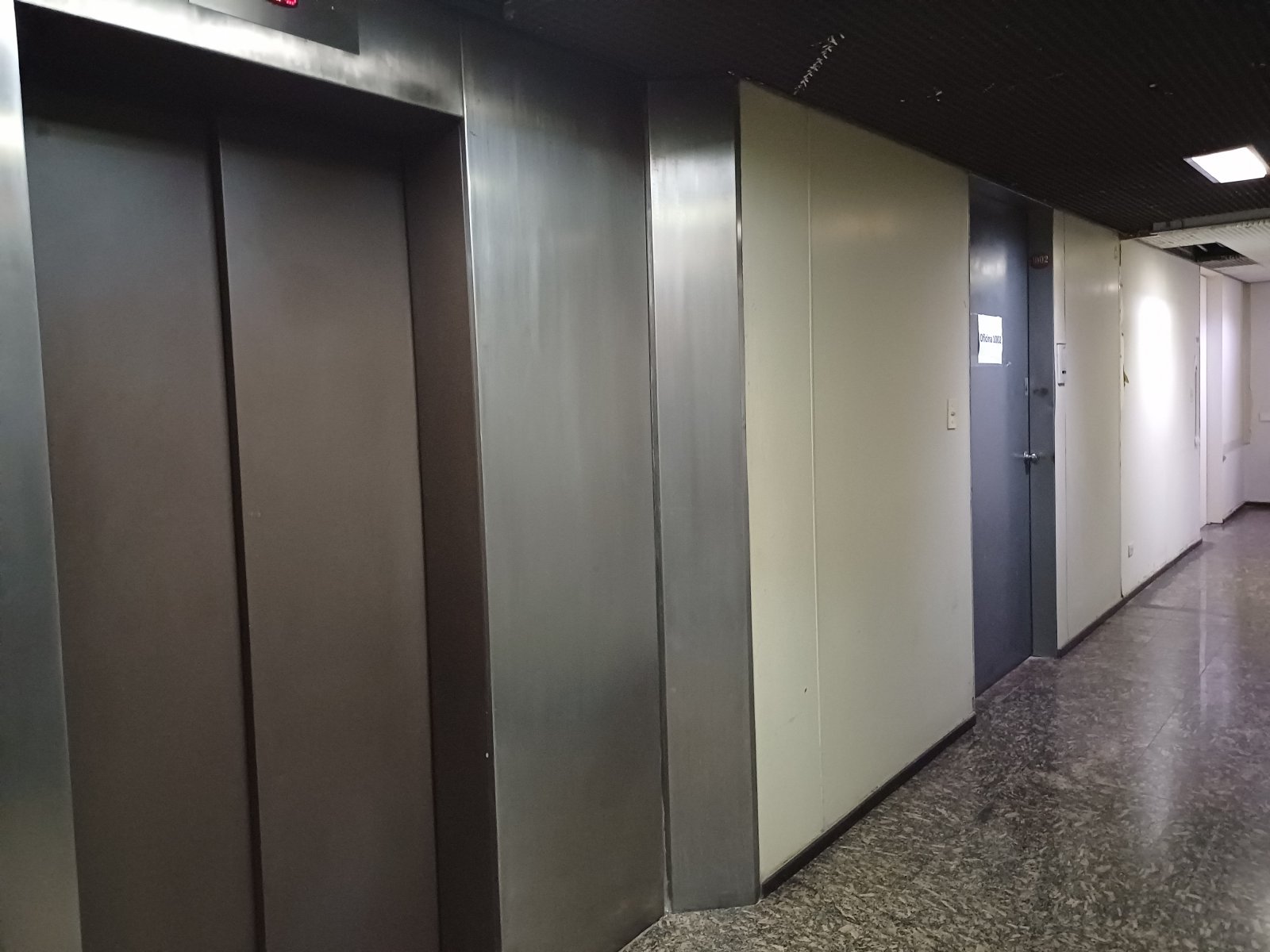 Alquiler Moderna Oficina con excelente ilumunación, cocina y baño privado, Monserrat. - 22