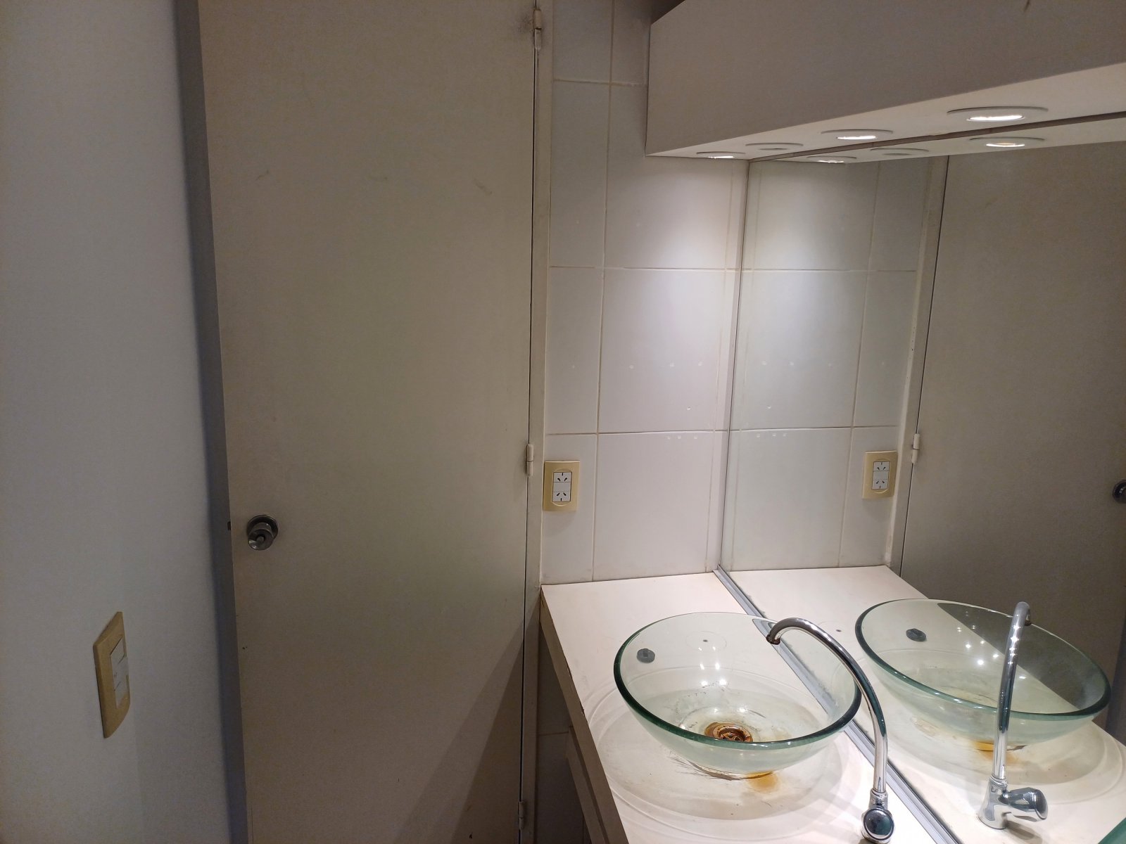 Alquiler Moderna Oficina con excelente ilumunación, cocina y baño privado, Monserrat. - 9