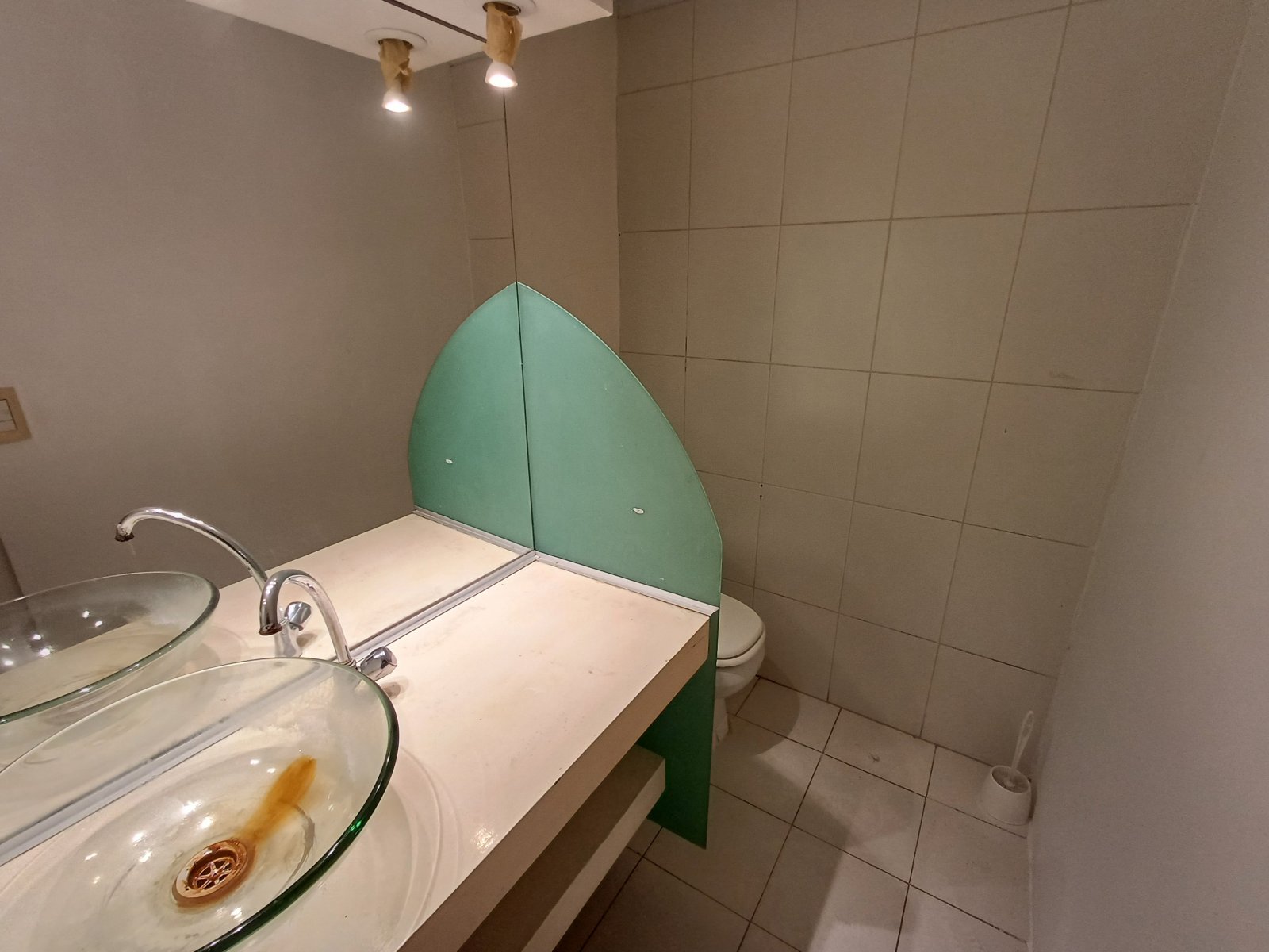 Alquiler Moderna Oficina con excelente ilumunación, cocina y baño privado, Monserrat. - 12