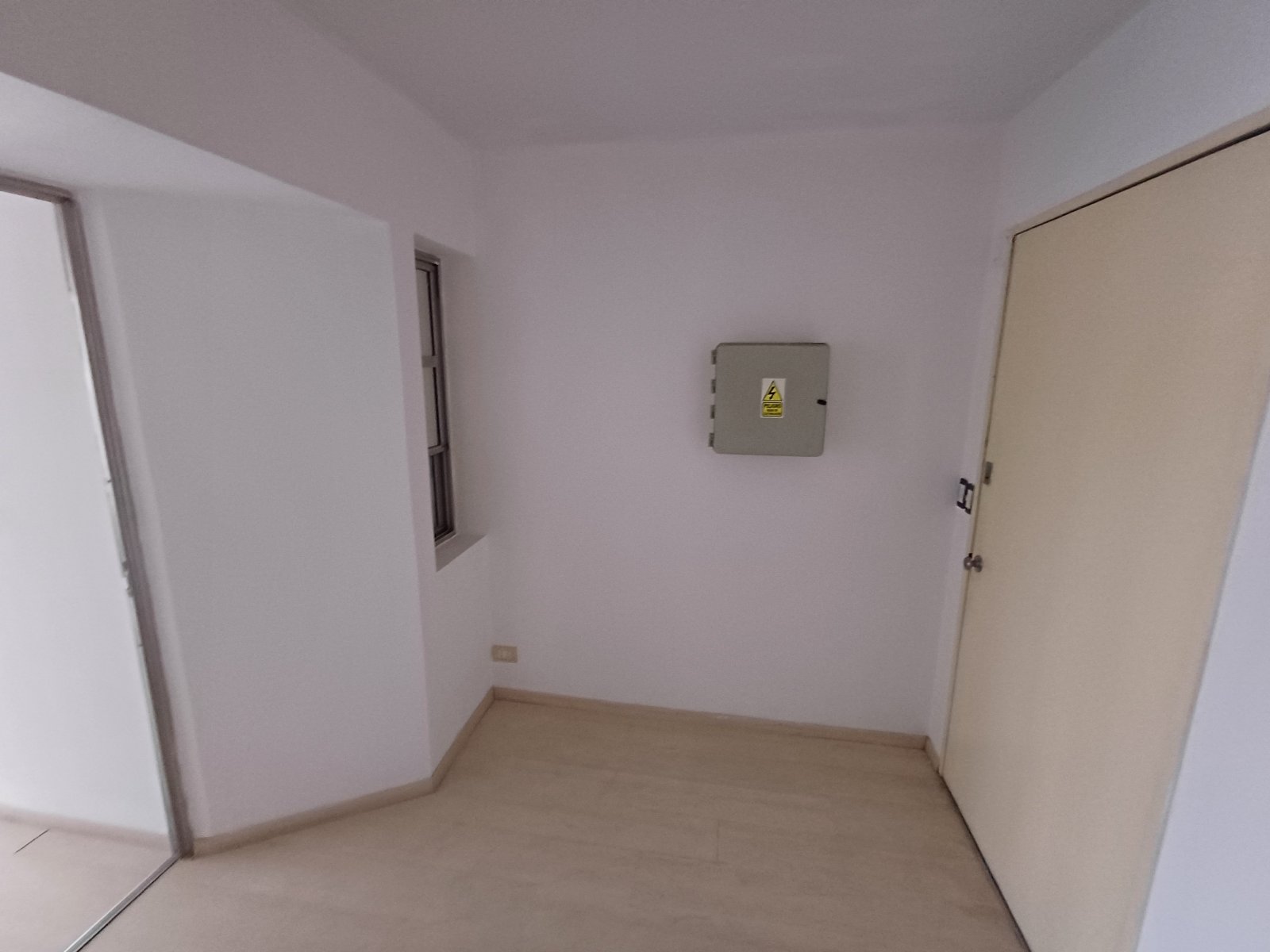 Alquiler Moderna Oficina con excelente ilumunación, cocina y baño privado, Monserrat. - 8