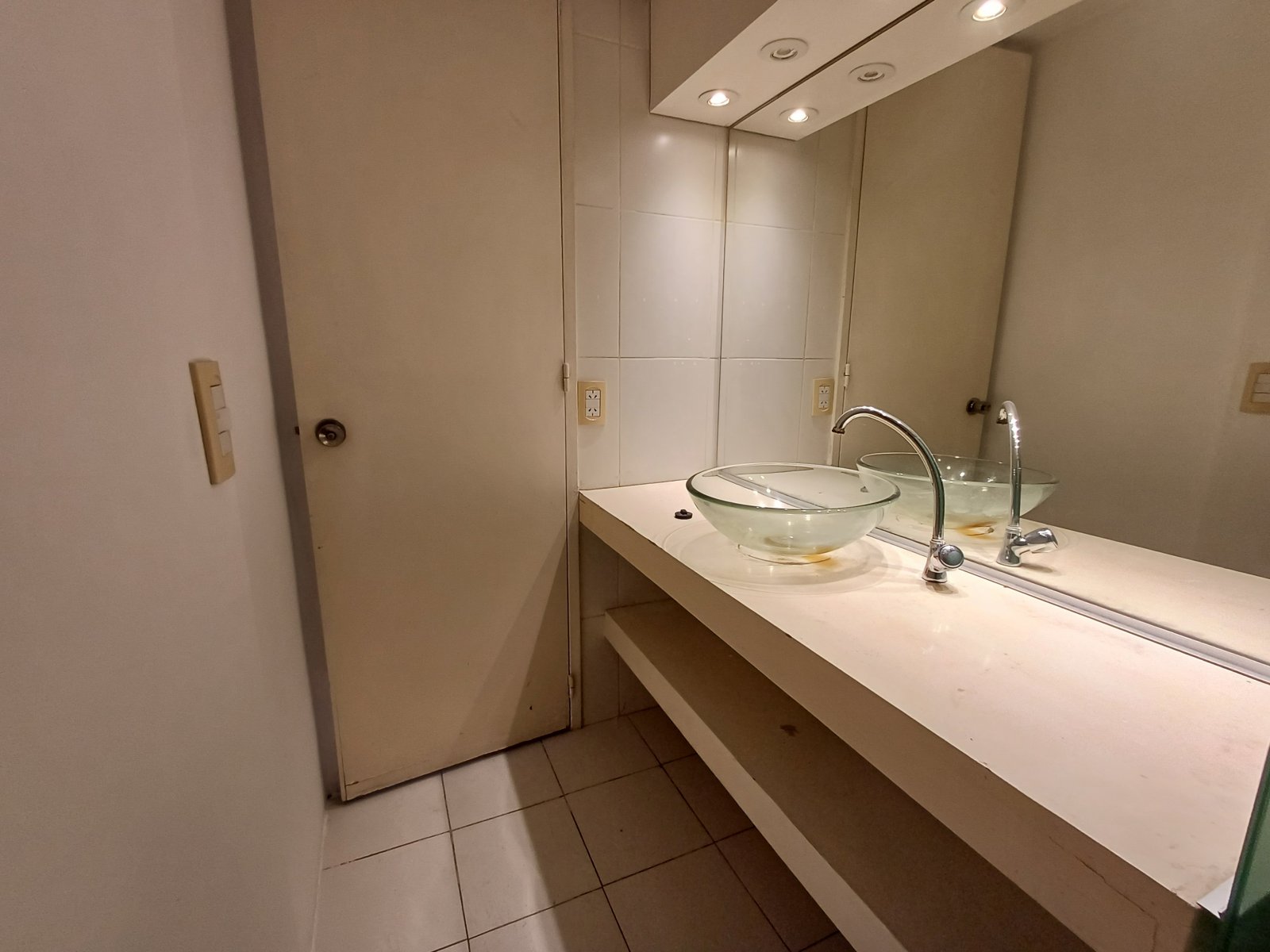 Alquiler Moderna Oficina con excelente ilumunación, cocina y baño privado, Monserrat. - 10