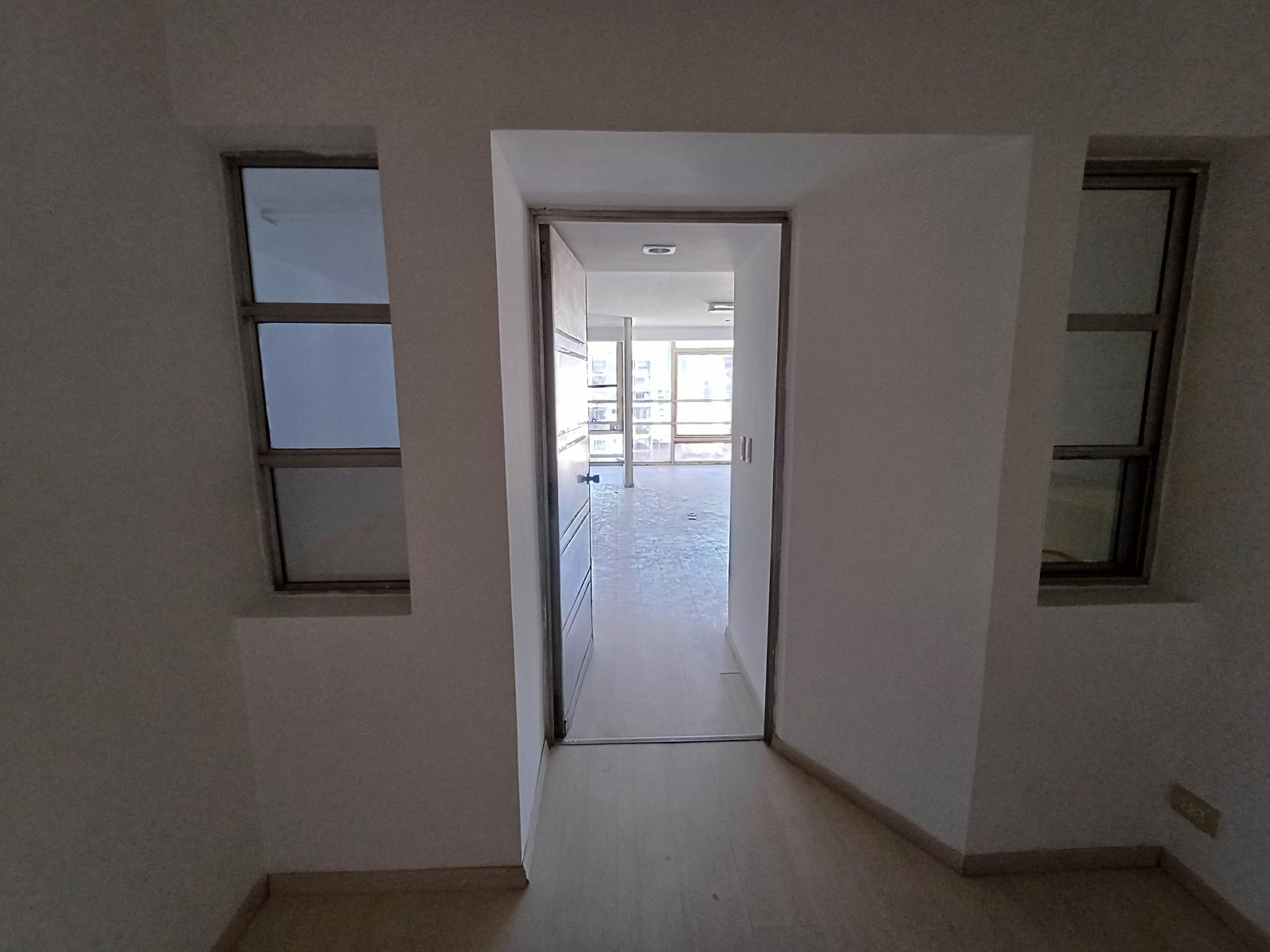 Alquiler Moderna Oficina con excelente ilumunación, cocina y baño privado, Monserrat. - 6