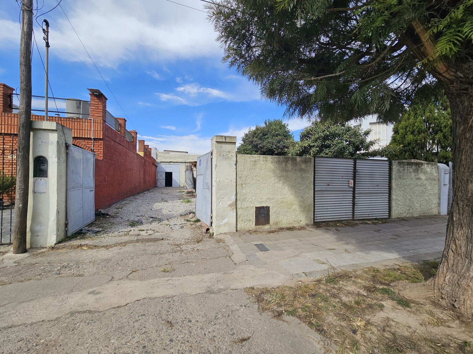 Terreno de 840m² con gran galpón en Av Madrid - 1