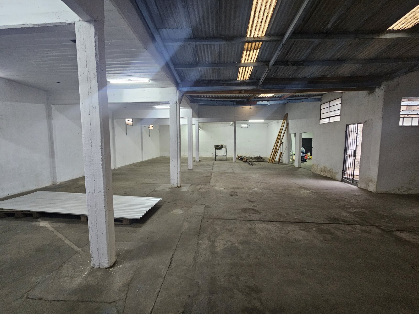 Terreno de 840m² con gran galpón en Av Madrid - 2