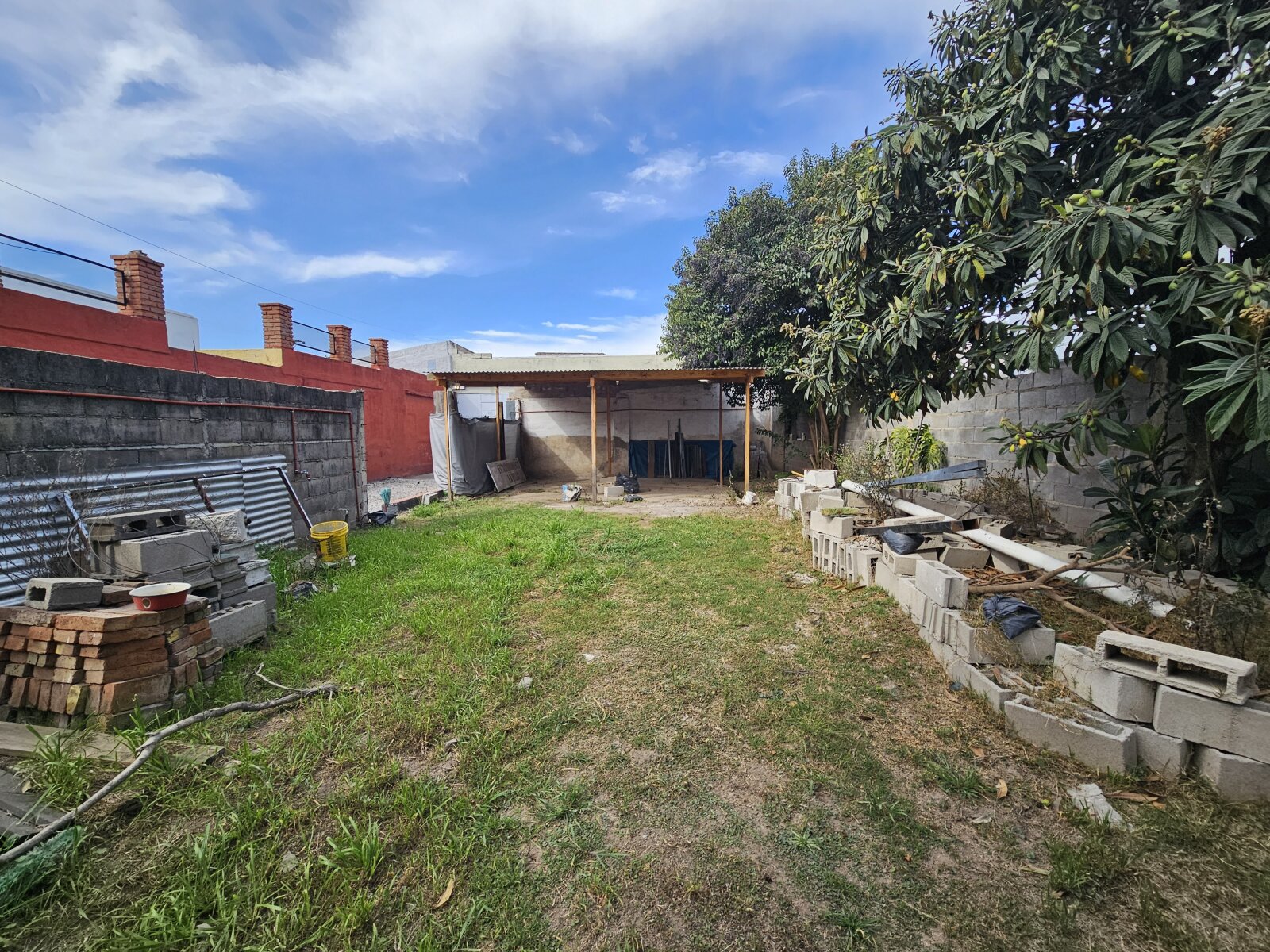 Terreno de 840m² con gran galpón en Av Madrid - 9