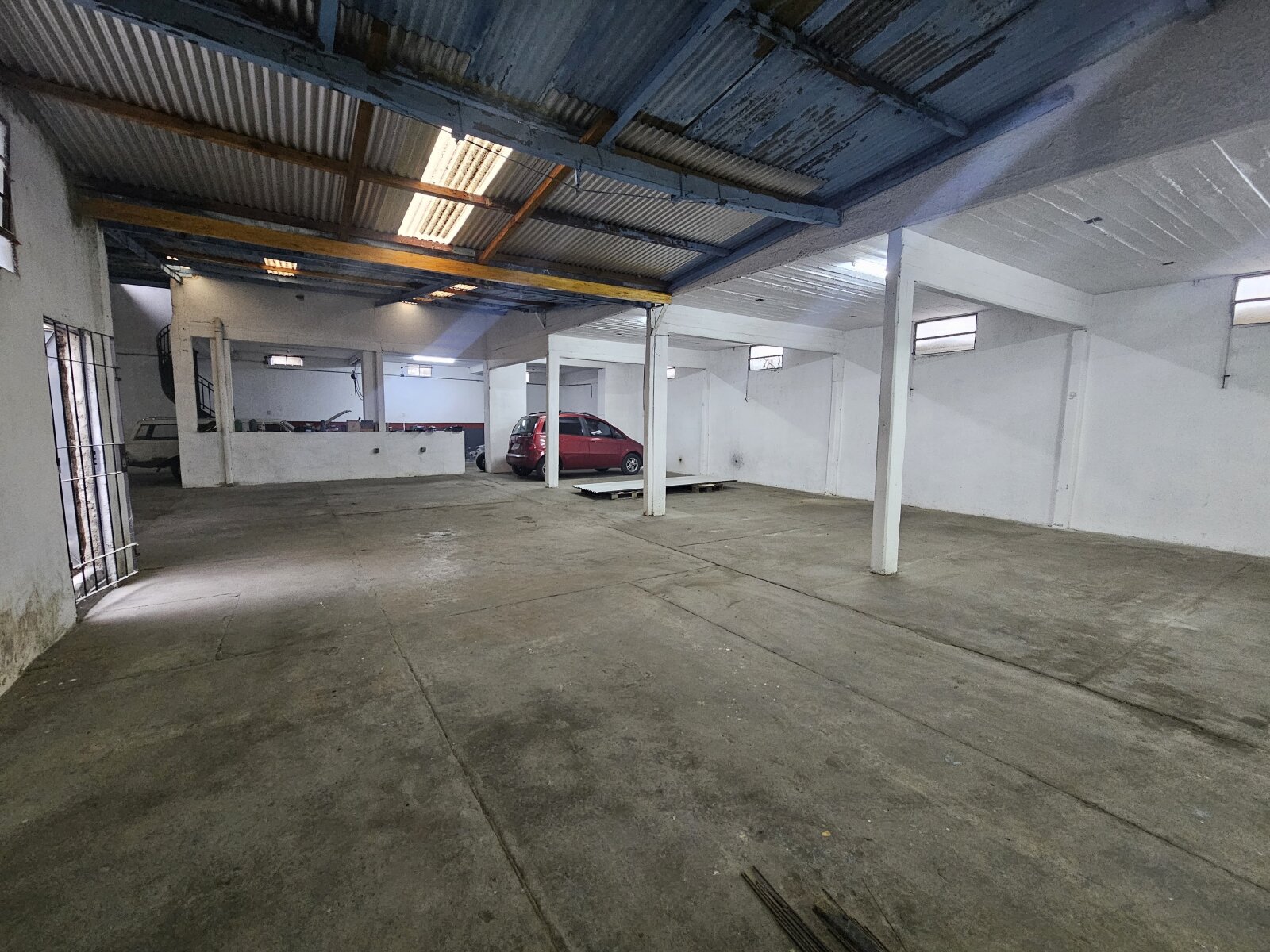 Terreno de 840m² con gran galpón en Av Madrid - 3