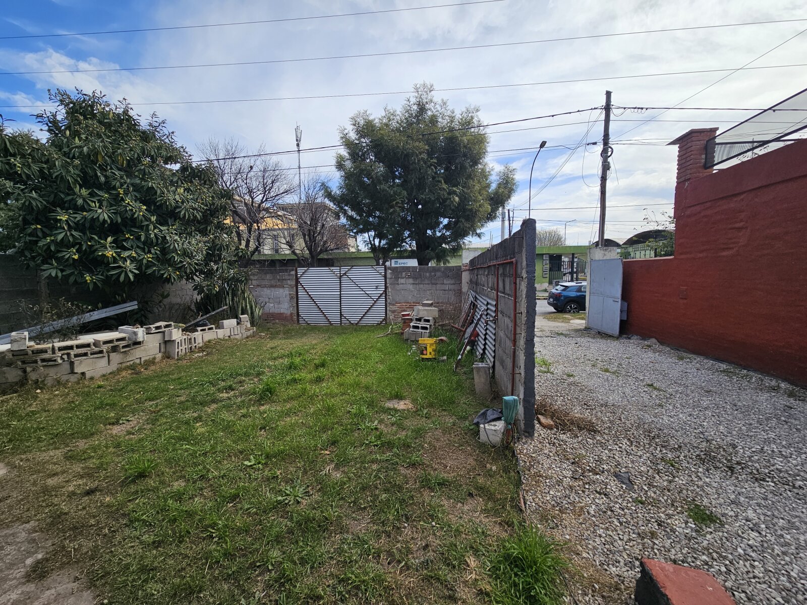 Terreno de 840m² con gran galpón en Av Madrid - 8
