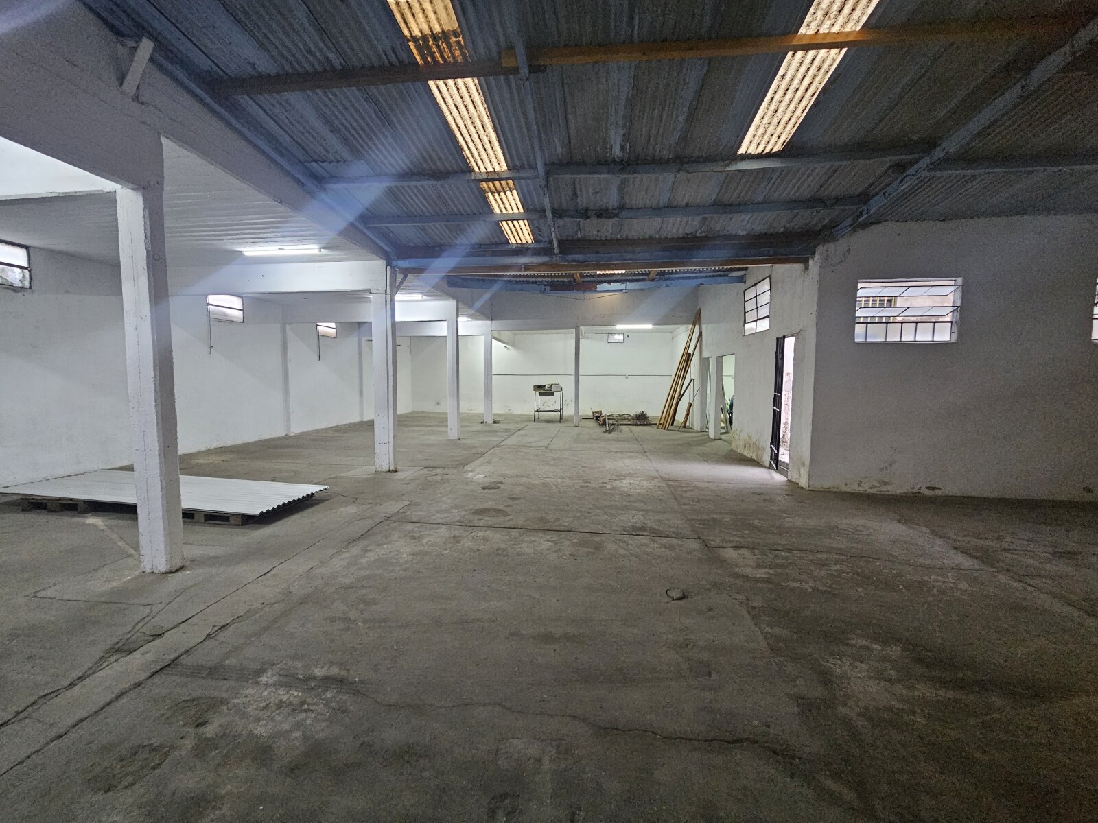 Terreno de 840m² con gran galpón en Av Madrid - 4