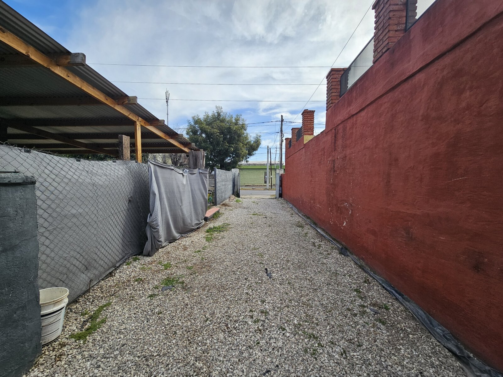 Terreno de 840m² con gran galpón en Av Madrid - 10