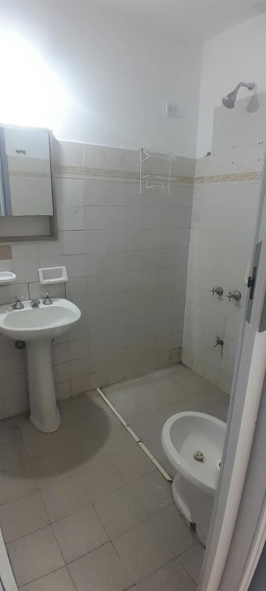 CASA DE 2 DORMITORIOS CON COCHERA INGRESO COMPARTIDO - 12