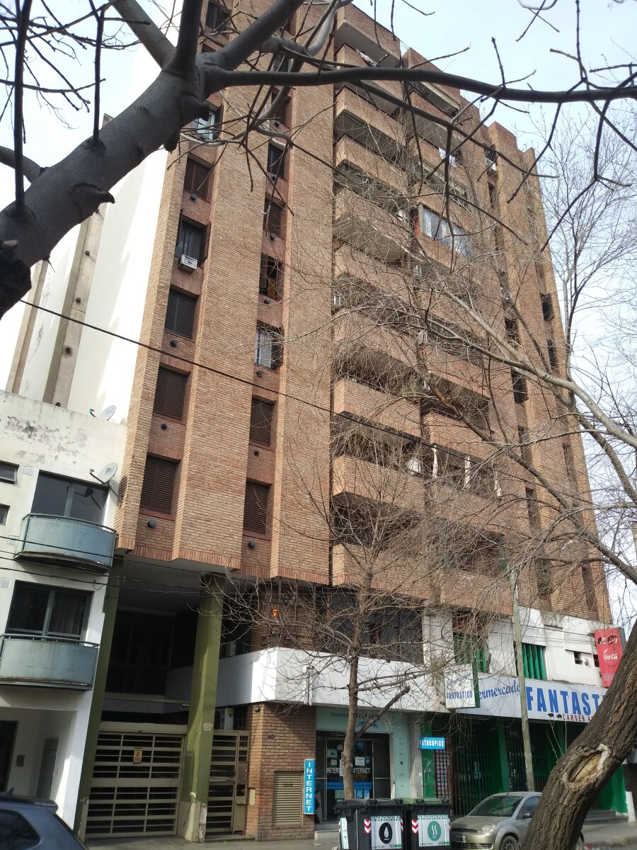 ALQUILO DPTO 2D PISO ALTO FRENTE PLAZA BARRIO SAN MARTIN CORDOBA - 1