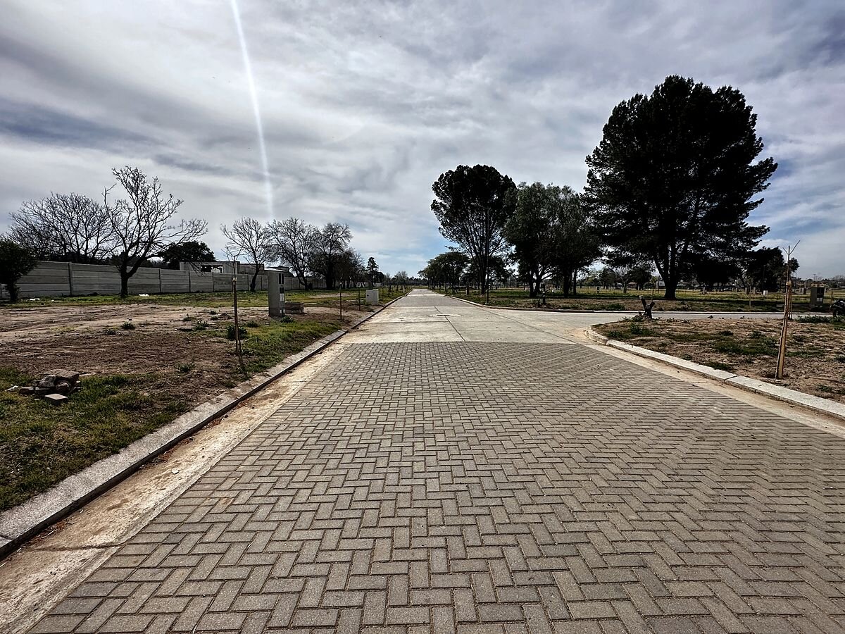 Lote 360 m² apto dúplex, frente al este, en La Calandria II · Mza 28 Lt 14 — foto 4