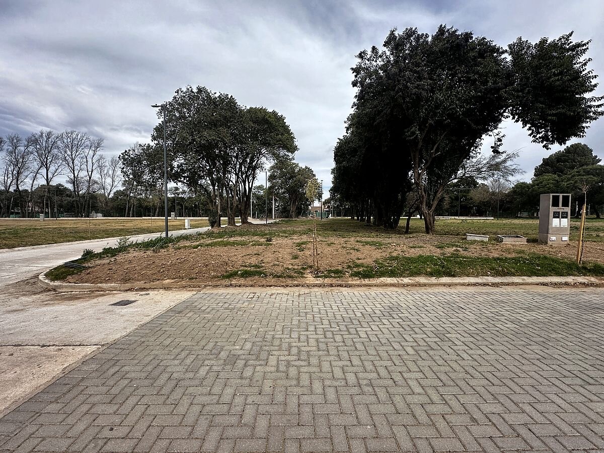 Lote 360 m² apto dúplex con arboleda, frente al norte, en La Calandria II · Mza 32 Lt 6