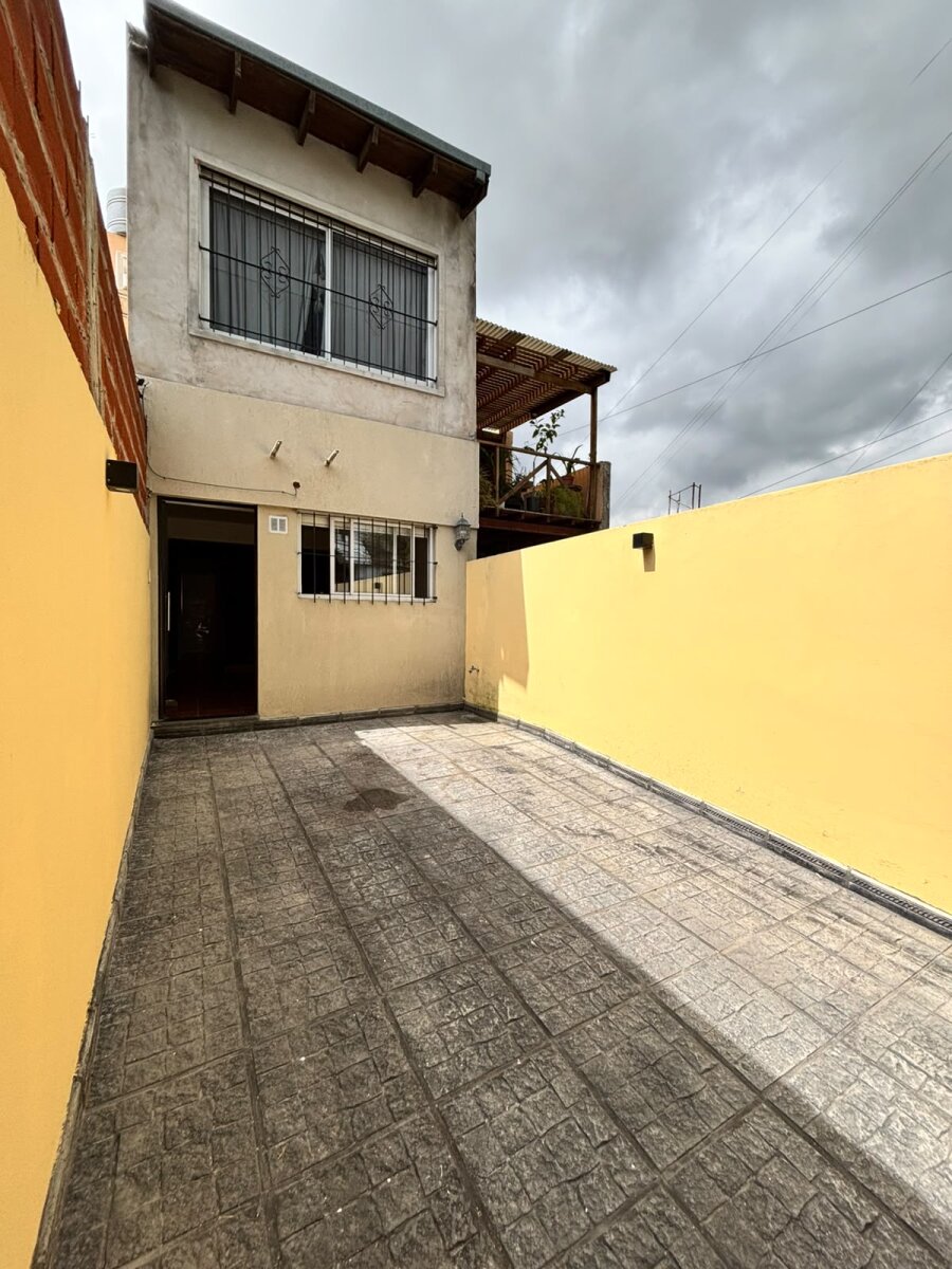 PH 3 ambientes con patio y cochera en alquiler en Morón sur - 1