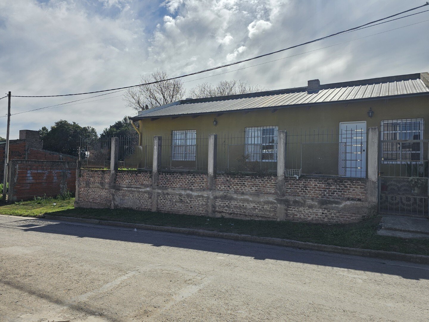 VENTA | Casa de 3 dormitorios con terreno! Monte Caseros 463 – Victoria, Entre Ríos - 1