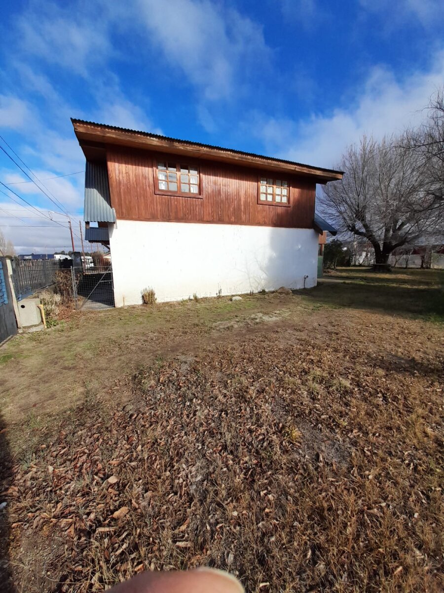 Casa en Esquina de 2 Plantas con Amplio Parque sobre Terreno de 802 m² - El Maitén - 7