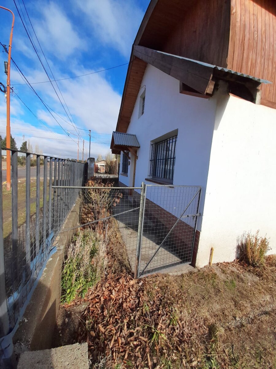 Casa en Esquina de 2 Plantas con Amplio Parque sobre Terreno de 802 m² - El Maitén - 4