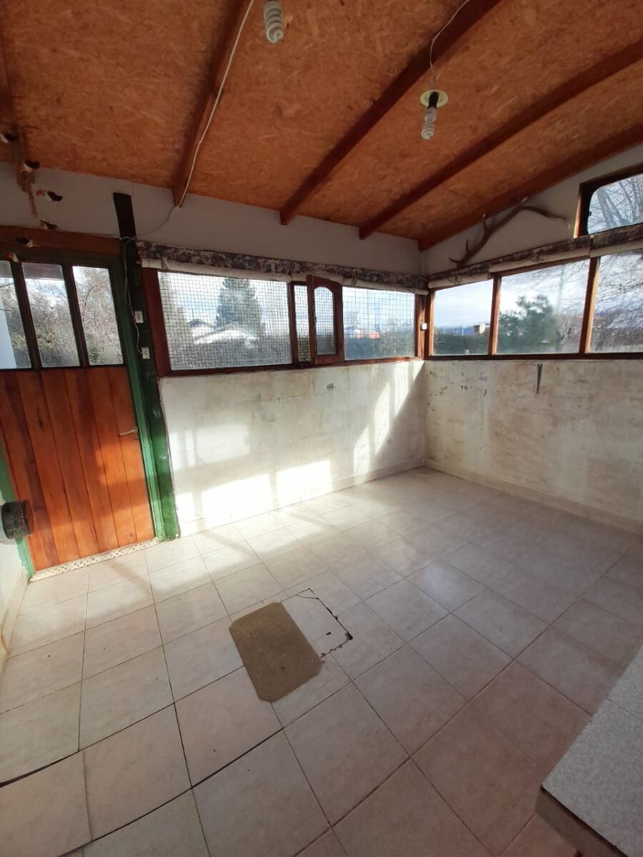 Casa en Esquina de 2 Plantas con Amplio Parque sobre Terreno de 802 m² - El Maitén - 2