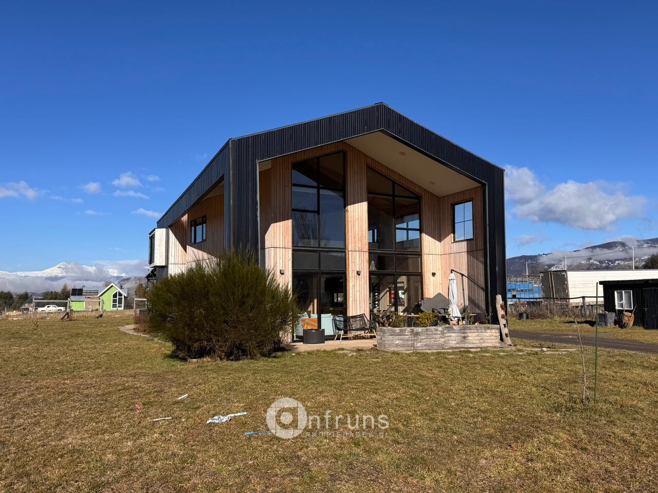 En Venta moderna casa sector Buenas Hierbas