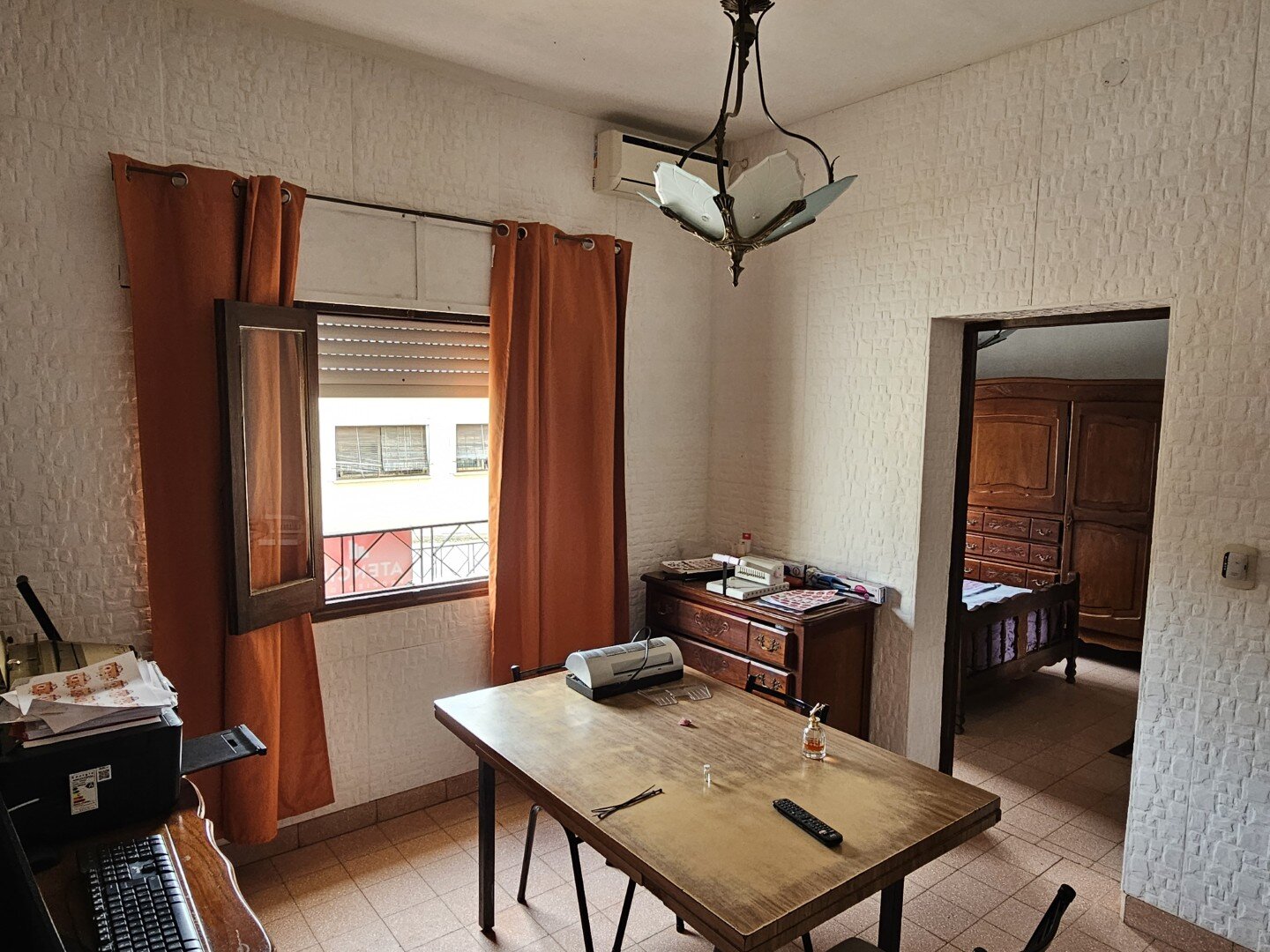 Casa 2 Dormitorios, estar, amplia cocina comedor y baño. Excelente ubicacion, todos los servicios. - 2