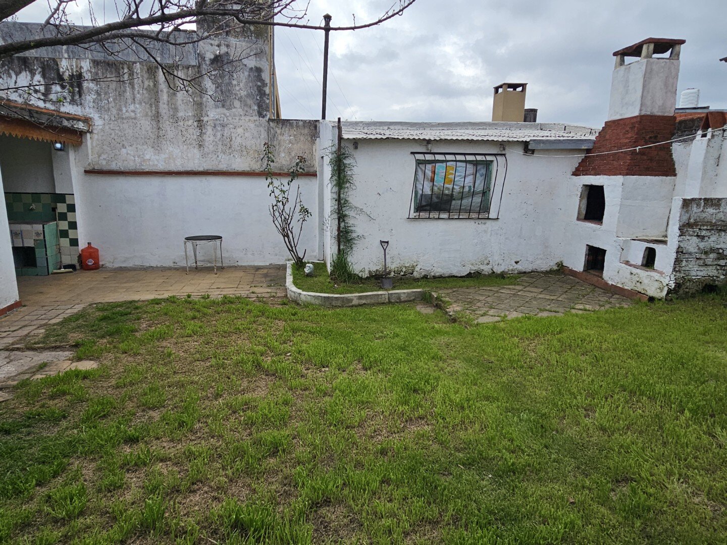 Casa 2 Dormitorios, estar, amplia cocina comedor y baño. Excelente ubicacion, todos los servicios. - 22
