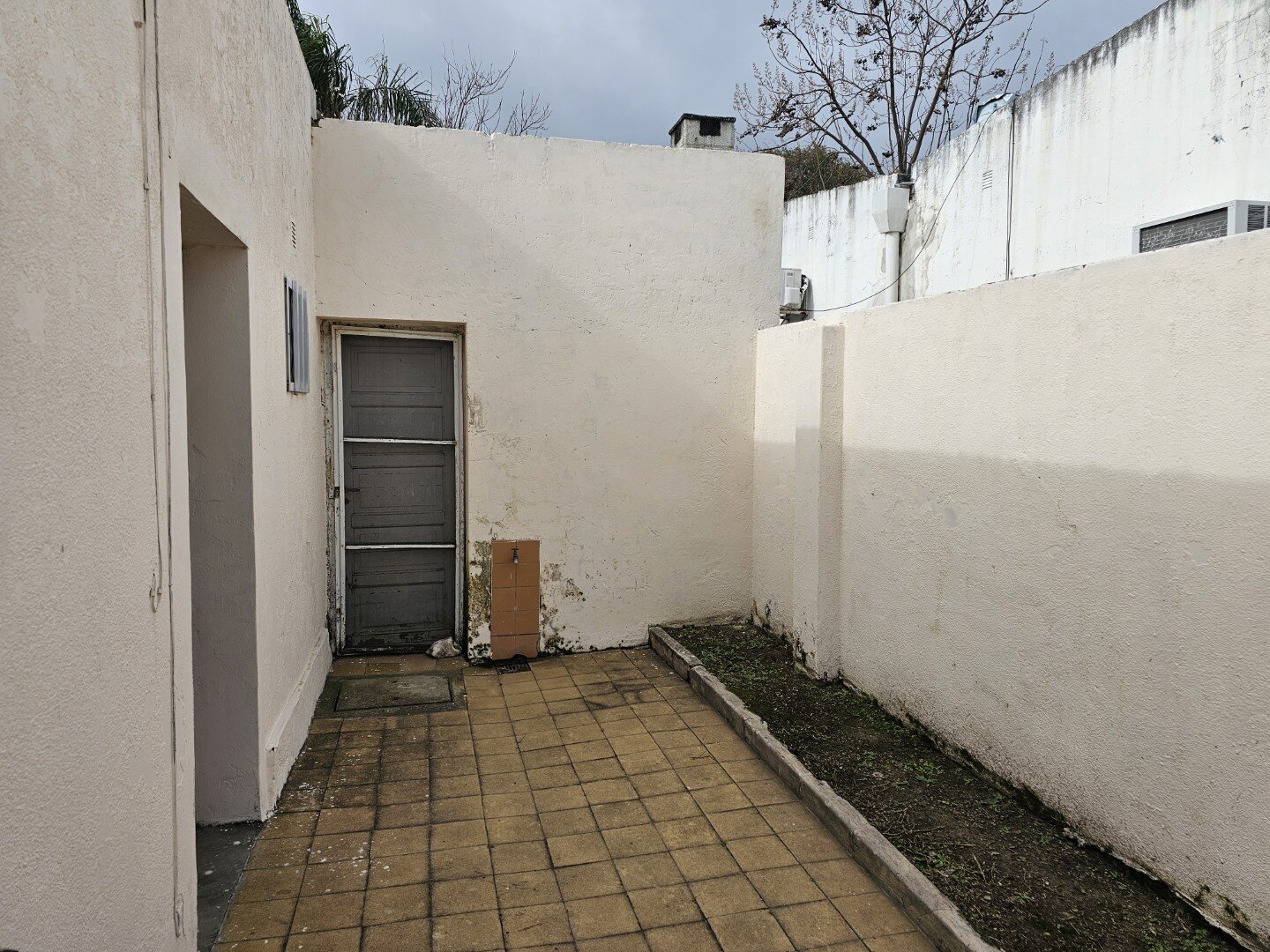 Casa 2 Dormitorios, estar, amplia cocina comedor y baño. Excelente ubicacion, todos los servicios. - 3