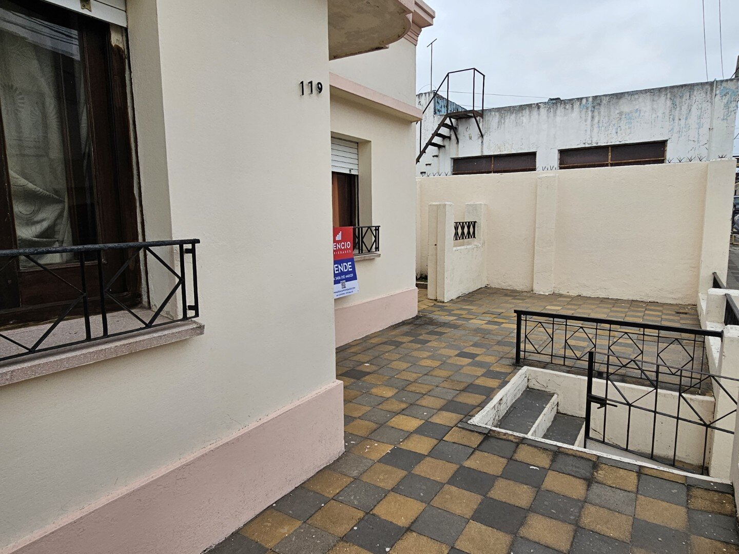 Casa 2 Dormitorios, estar, amplia cocina comedor y baño. Excelente ubicacion, todos los servicios. - 10