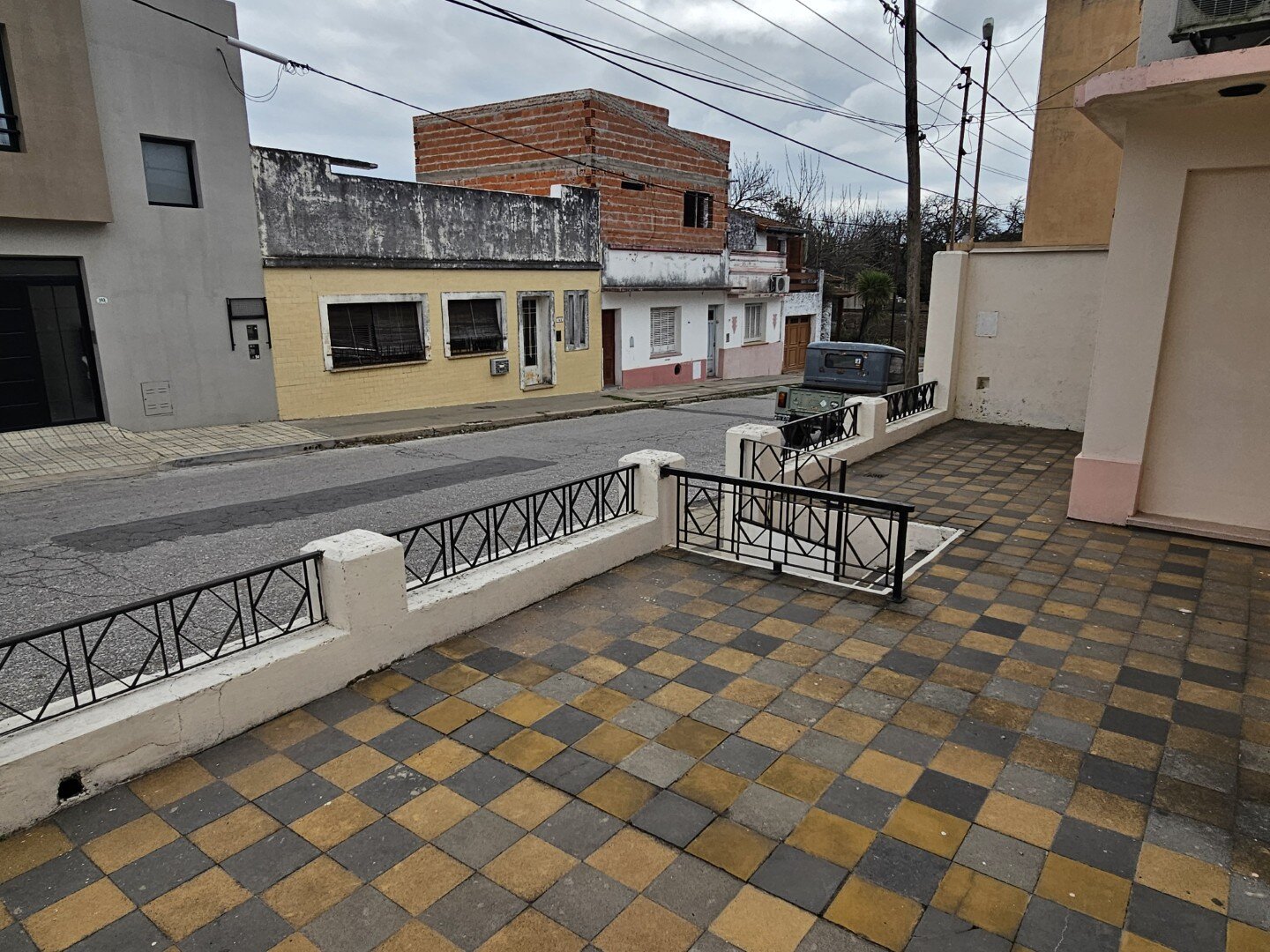 Casa 2 Dormitorios, estar, amplia cocina comedor y baño. Excelente ubicacion, todos los servicios. - 9