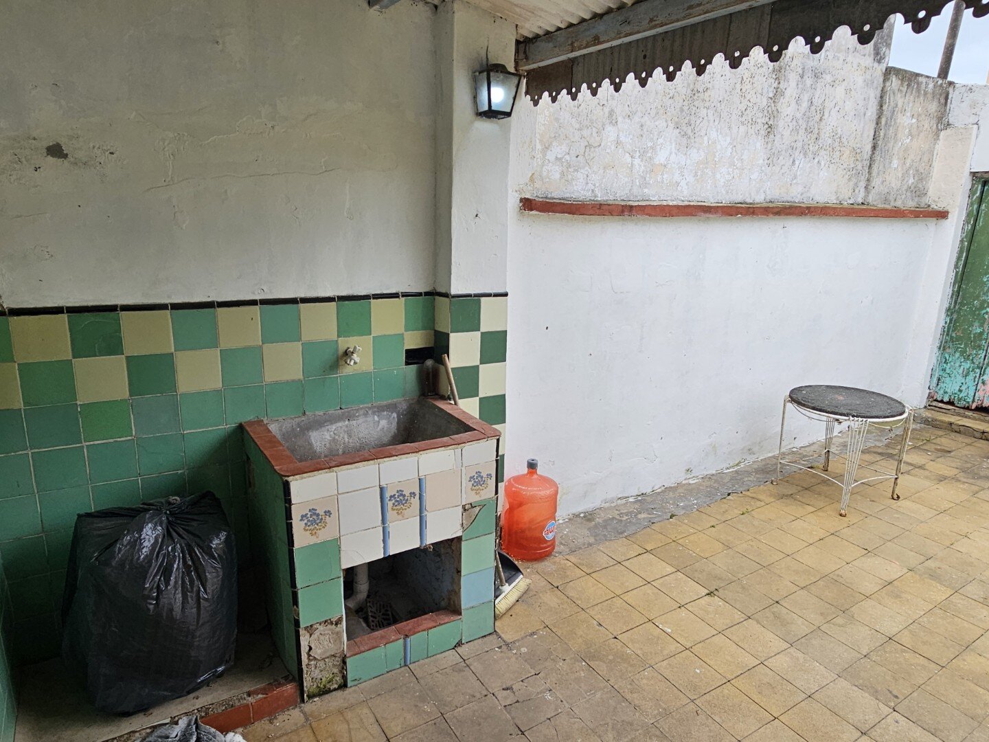Casa 2 Dormitorios, estar, amplia cocina comedor y baño. Excelente ubicacion, todos los servicios. - 18