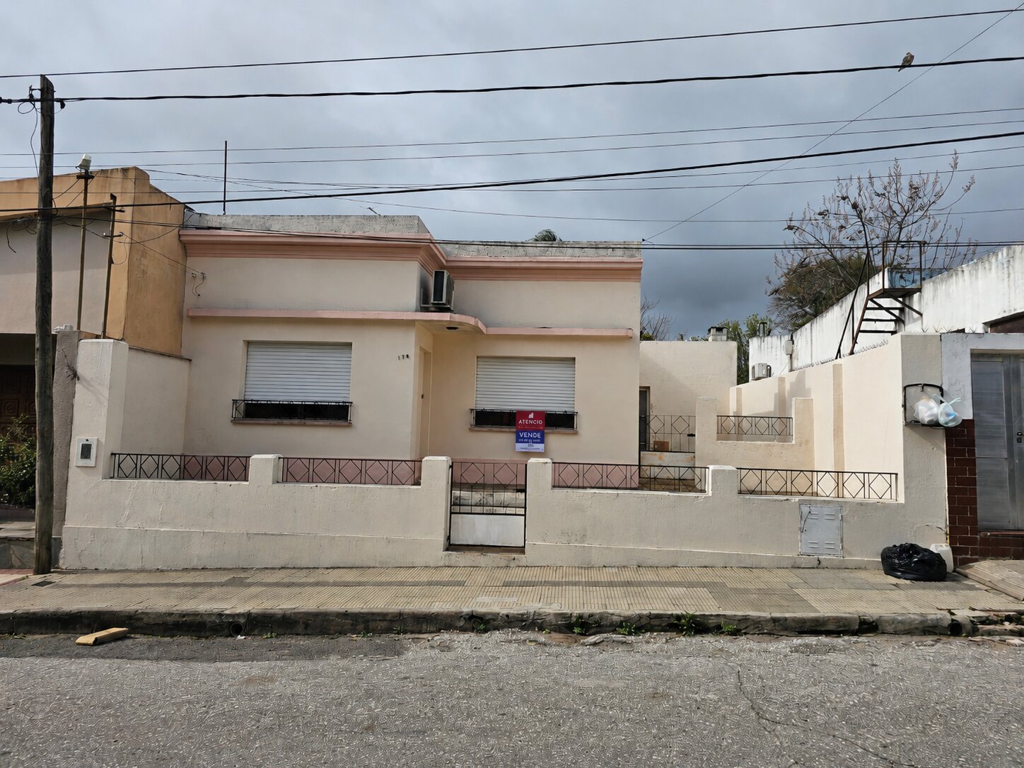Casa 2 Dormitorios, estar, amplia cocina comedor y baño. Excelente ubicacion, todos los servicios. - 4