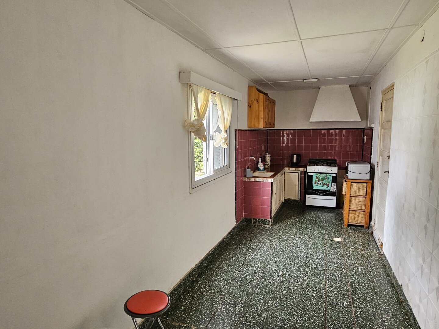 Casa 2 Dormitorios, estar, amplia cocina comedor y baño. Excelente ubicacion, todos los servicios. - 15