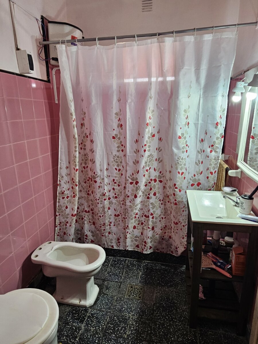 Casa 2 Dormitorios, estar, amplia cocina comedor y baño. Excelente ubicacion, todos los servicios. - 14