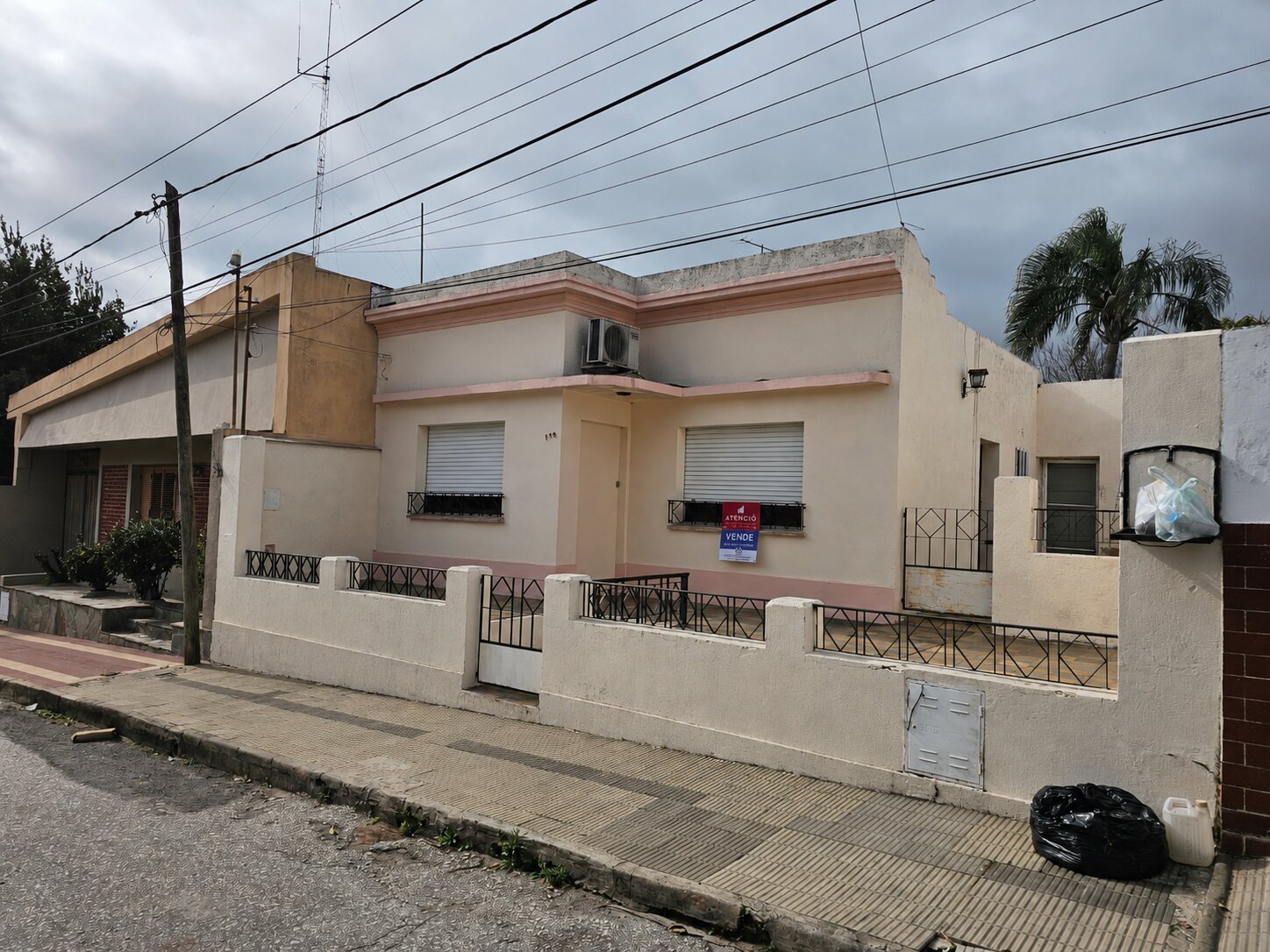 Casa 2 Dormitorios, estar, amplia cocina comedor y baño. Excelente ubicacion, todos los servicios. - 1