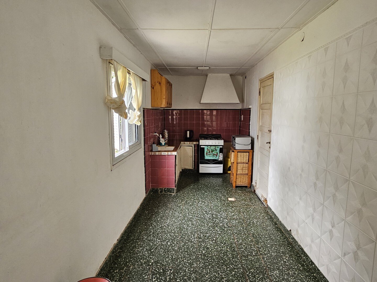 Casa 2 Dormitorios, estar, amplia cocina comedor y baño. Excelente ubicacion, todos los servicios. - 16
