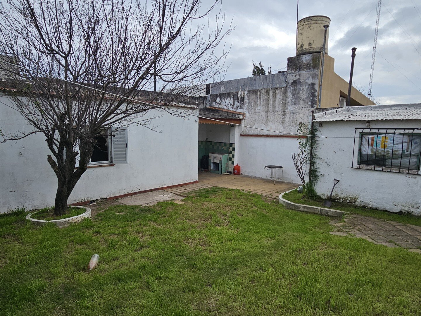 Casa 2 Dormitorios, estar, amplia cocina comedor y baño. Excelente ubicacion, todos los servicios. - 23
