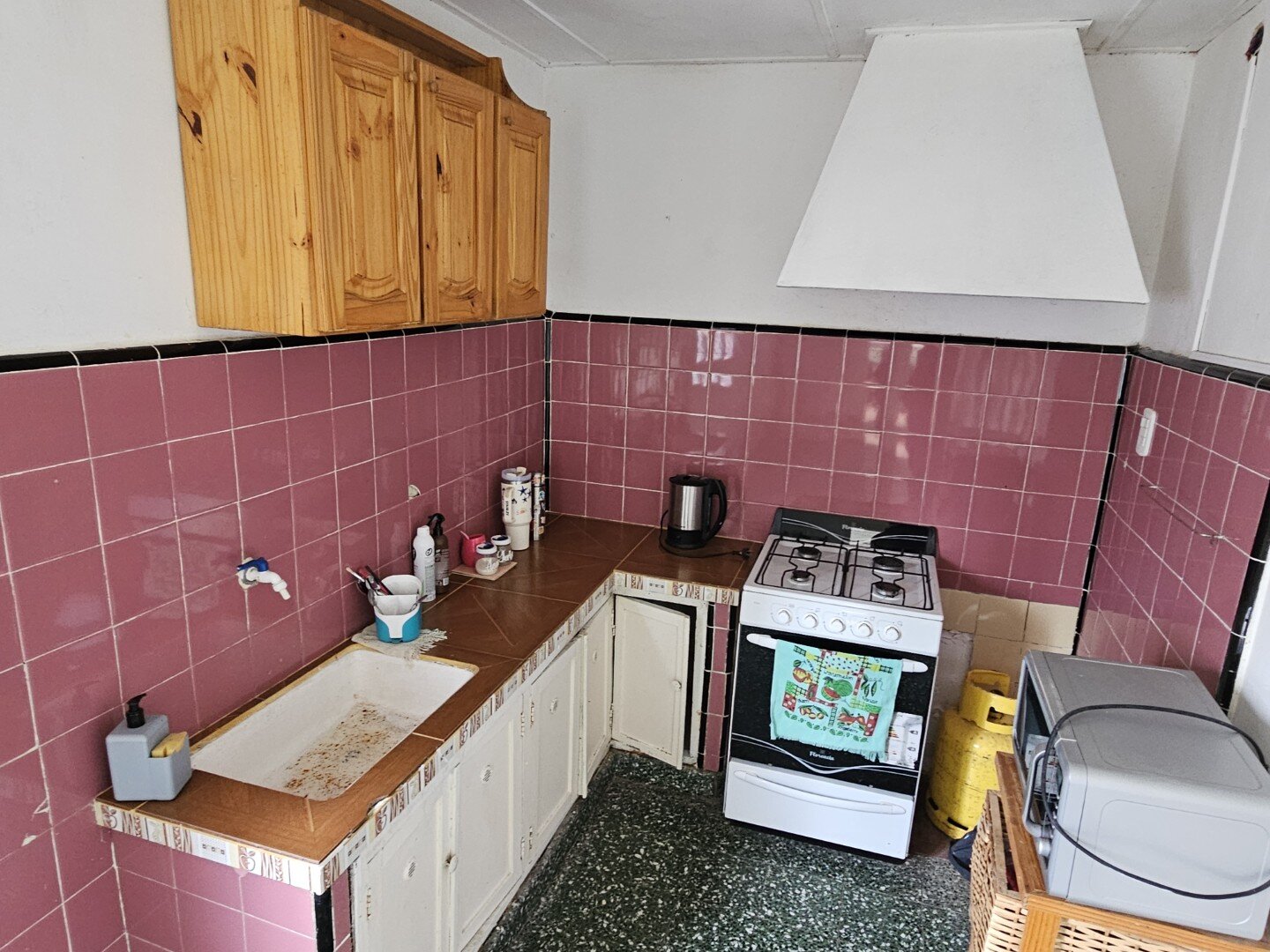Casa 2 Dormitorios, estar, amplia cocina comedor y baño. Excelente ubicacion, todos los servicios. - 20