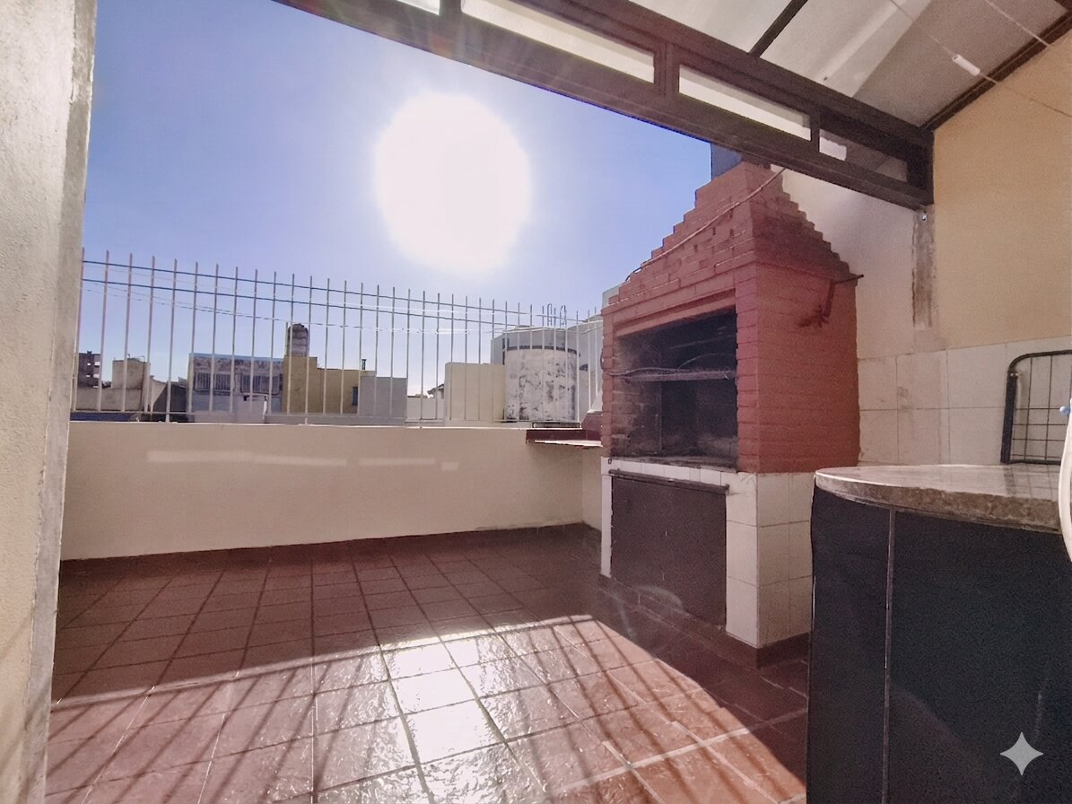 Triplex de 5 ambientes con terraza, parrilla y cochera en Mataderos - 1