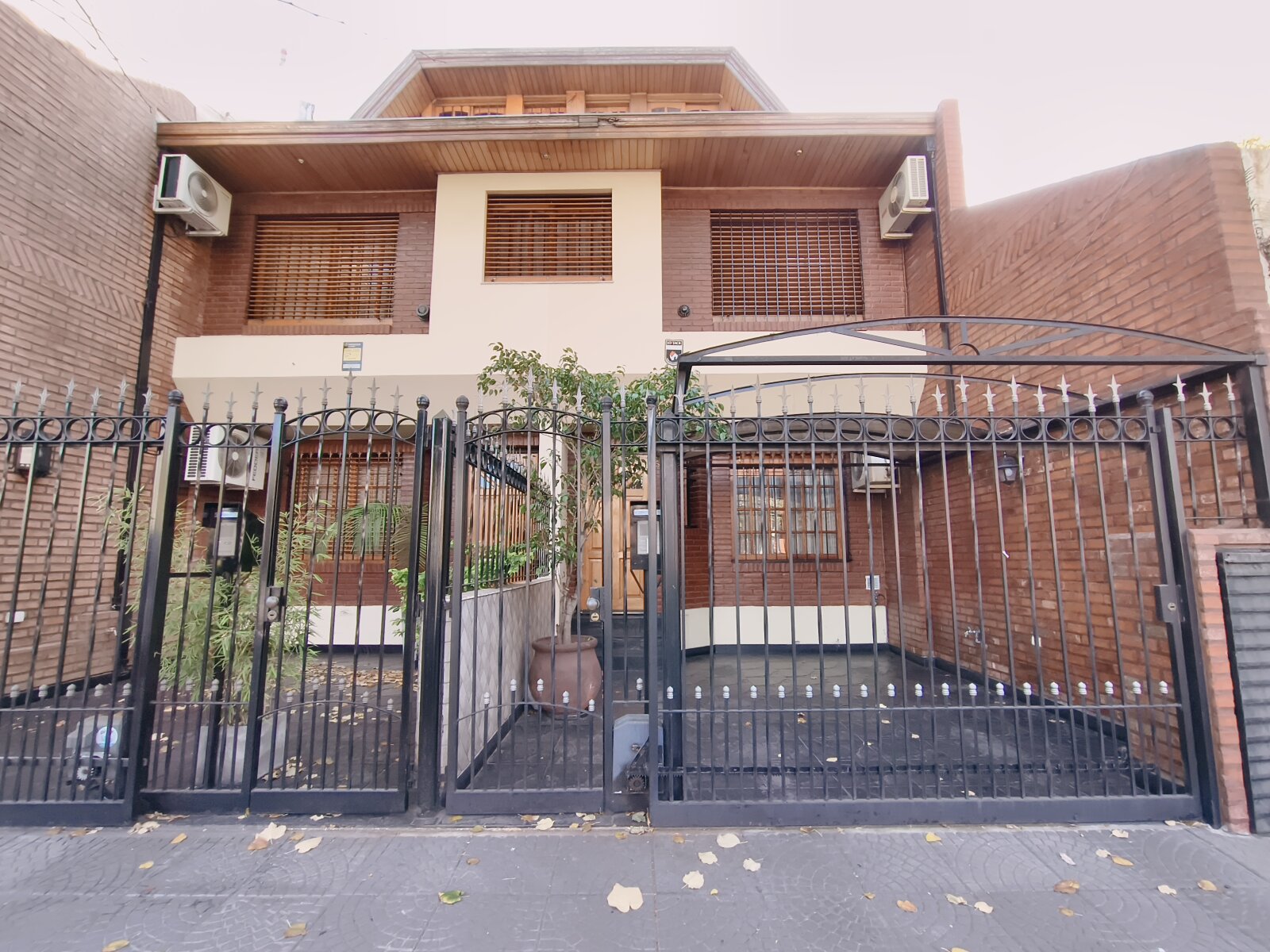 Triplex de 5 ambientes con terraza, parrilla y cochera en Mataderos - 2